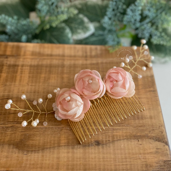 arranjo de cabelo com mini flores em seda pura e pérolas naturais de água doce