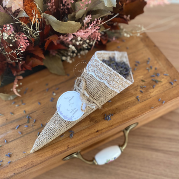 chuva de lavanda na saída da cerimônia no casamento